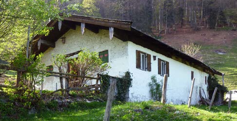 Ortstypisches Almgebäude bei Schleching, alt