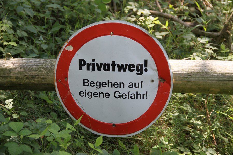 Privatweg im Wald